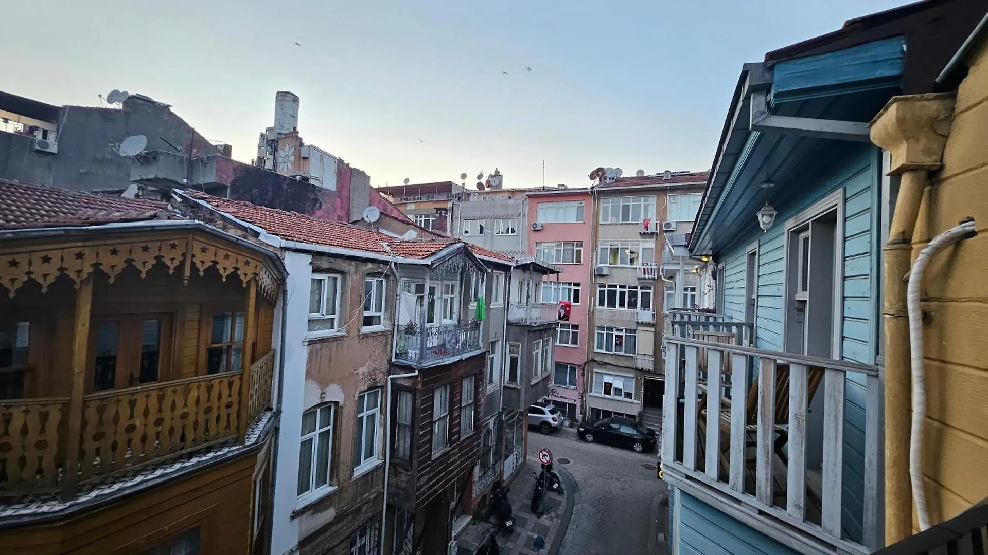 Jirhouse Sarikoesk Suit Stambuł Turcja